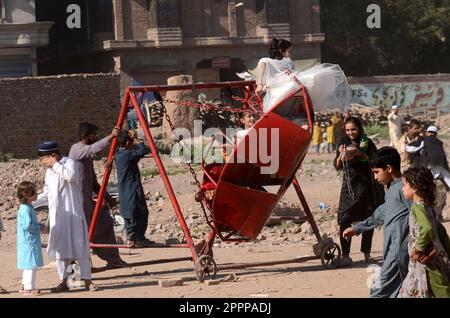 Peshawar, Khyber Pakhtunkhwa, Pakistan. 23rd avril 2023. Les enfants apprécient les balançoires à cheval pendant les célébrations d'Eid al-Fitr à Peshawar. Les musulmans du monde entier célèbrent Eid al-Fitr, le festival de trois jours marquant la fin du Saint mois de jeûne musulman du Ramadan. L'EID al-Fitr est l'une des deux grandes vacances de l'Islam. (Credit image: © Hussain Ali/Pacific Press via ZUMA Press Wire) USAGE ÉDITORIAL SEULEMENT! Non destiné À un usage commercial ! Banque D'Images