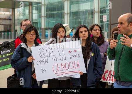 Detroit, Michigan – des gens se rassemblent à l'extérieur du siège social de General Motors pour protester contre l'utilisation de l'aluminium en provenance de Chine, dont une partie est fabriquée par Forced Uyg Banque D'Images