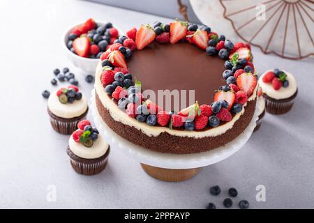 Cheesecake au chocolat et à la vanille avec baies d'été Banque D'Images