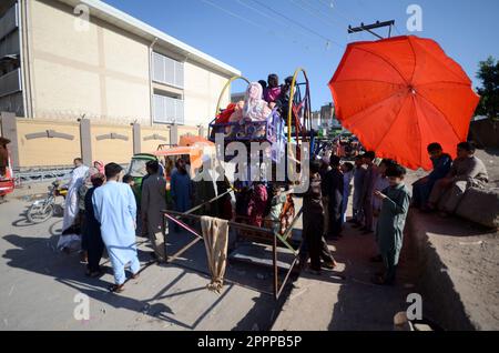 Peshawar, Khyber Pakhtunkhwa, Pakistan. 23rd avril 2023. Les enfants apprécient les balançoires à cheval pendant les célébrations d'Eid al-Fitr à Peshawar. Les musulmans du monde entier célèbrent Eid al-Fitr, le festival de trois jours marquant la fin du Saint mois de jeûne musulman du Ramadan. L'EID al-Fitr est l'une des deux grandes vacances de l'Islam. (Credit image: © Hussain Ali/Pacific Press via ZUMA Press Wire) USAGE ÉDITORIAL SEULEMENT! Non destiné À un usage commercial ! Banque D'Images