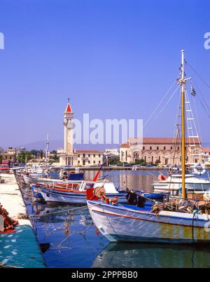 Vue sur le port vénitien de clocher, montrant la ville de Zakynthos, Zante, îles Ioniennes, Grèce Banque D'Images