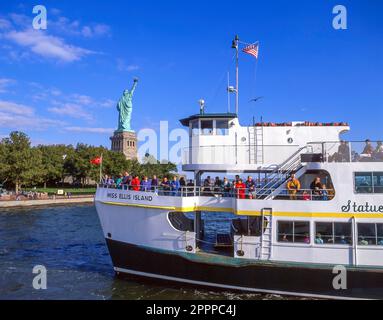 Miss Ellis Island Ferry passant devant le monument national de la Statue de la liberté, Liberty Island, New York, État de New York, États-Unis d'Amérique Banque D'Images