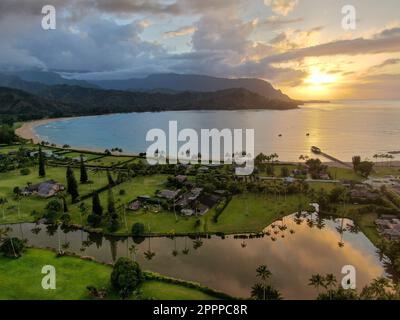 Vue aérienne depuis la baie de Hanalei au coucher du soleil. Sur l'île hawaïenne de Kauai Banque D'Images