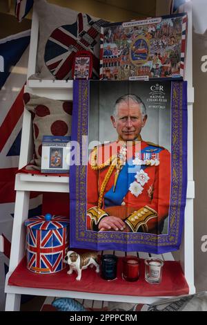 Souvenirs et marchandises du King Charles III couronnement dans la vitrine du magasin - Leyburn, North Yorkshire, Angleterre, Royaume-Uni Banque D'Images