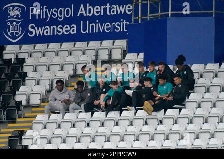 Swansea, pays de Galles. 24 avril 2023. Les joueurs de Swansea City Academy regardant le match de la Professional Development League entre Swansea City moins de 21 ans et Sheffield se sont Unis moins de 21 ans au stade Swansea.com de Swansea, pays de Galles, Royaume-Uni, le 24 avril 2023. Crédit : Duncan Thomas/Majestic Media/Alay Live News. Banque D'Images