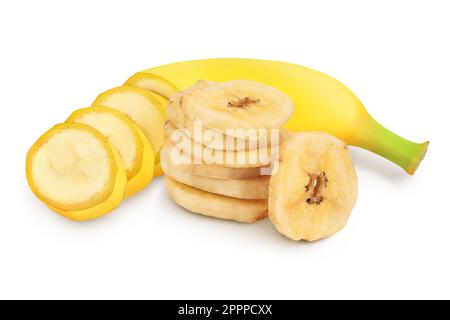 morceaux de banane frais et séchés isolés sur fond blanc avec chemin de coupure et pleine profondeur de champ. Banque D'Images