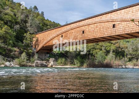 Le pont couvert de Bridgeport est un point de repère historique dans le parc national de South Yuba River, dans le comté du Nevada, en Californie. Le pont antique a été restauré. Banque D'Images