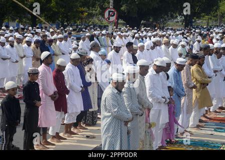 Kolkata, Inde. 22nd avril 2023. Les dévotés offrent la namaz ou la prière à l'occasion d'Eid-ul-Fitr sur la route Rouge à l'occasion d'Eid-ul-Fitr sur 22 avril 2023 à Kolkata, en Inde. (Credit image: © Saikat Paul/eyepix via ZUMA Press Wire) USAGE ÉDITORIAL SEULEMENT! Non destiné À un usage commercial ! Banque D'Images