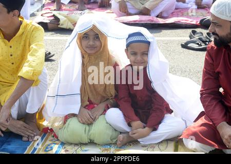 Kolkata, Inde. 22nd avril 2023. Les enfants couvrent le thème avant la namaz ou la prière sur la route Rouge à l'occasion d'Eid-ul-Fitr sur 22 avril 2023 à Kolkata, en Inde. (Credit image: © Saikat Paul/eyepix via ZUMA Press Wire) USAGE ÉDITORIAL SEULEMENT! Non destiné À un usage commercial ! Banque D'Images