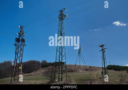 Forêt printanière avec glade, ligne de transmission électrique générale et antenne, montagne de Plana, Bulgarie Banque D'Images
