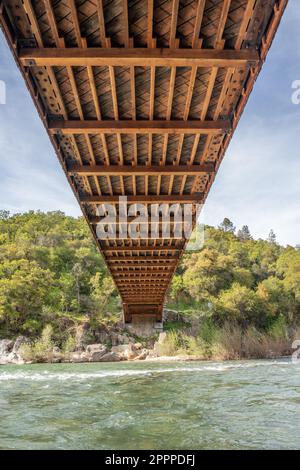 Une vue inhabituelle depuis le pont couvert de Bridgeport, un point de repère historique dans le parc national de South Yuba River, dans le comté du Nevada, en Californie. Banque D'Images