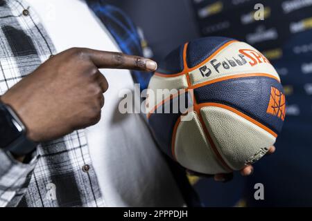 Anvers, Belgique. 24th avril 2023. L'illustration montre un ballon de basket signé lors de l'annonce des gagnants des BNXT Basketball Awards, lundi 24 avril 2023 à Aartselaar, Anvers. La 'BNXT League' est le championnat de basket de première division de Belgique et des pays-Bas. BELGA PHOTO TOM GOYVAERTS crédit: Belga News Agency/Alay Live News Banque D'Images