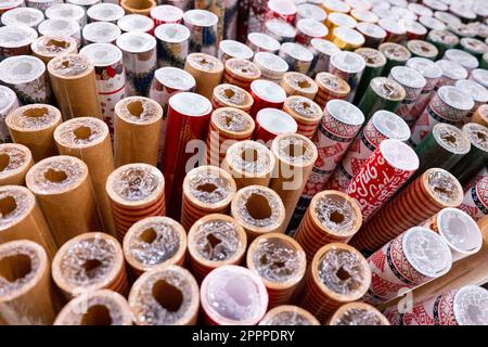 Beaucoup de rouleaux de papier d'emballage de noël Banque D'Images