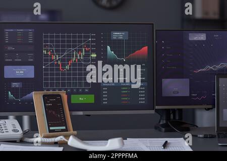 Gros plan des graphiques financiers n moniteurs d'ordinateurs pour analyser le marché boursier Banque D'Images
