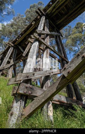 Boggy Creek Trestle Bridge sur le High Country Rail Trail (anciennement le Wodonga à Cudgewa Railway), Victoria, Australie Banque D'Images