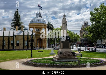 Statue de la reine Victoria dans les jardins de la reine et le Musée militaire de Bendigo, Bendigo, Victoria, Australie Banque D'Images