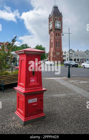 Une boîte postale d'époque à Camperdown avec la célèbre tour d'horloge de la ville en arrière-plan, Victoria, Australie Banque D'Images