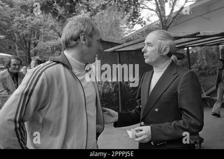 Cologne, Allemagne. 24th avril 2023. Ernst Huberty, pionnier de la « sportschau », est mort. L'ancien journaliste sportif et présentateur de télévision est décédé à l'âge de 96 ans. PHOTO D'ARCHIVE ; Ernst HUBERTY, à droite, Allemagne, présentateur TV, Journaliste sportif, en conversation avec Udo LATTEK, entraîneur FC Bayern Munich, enregistrement SW, 20 mai 1972. Credit: dpa/Alay Live News Banque D'Images