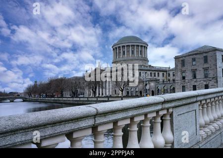 Vue sur la rivière Liffey depuis les quatre courts Banque D'Images