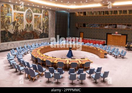 Vue de la salle SC vide avant le début de la réunion sur le maintien de la paix et de la sécurité internationales au Siège de l'ONU à New York sur 24 avril 2023 Banque D'Images