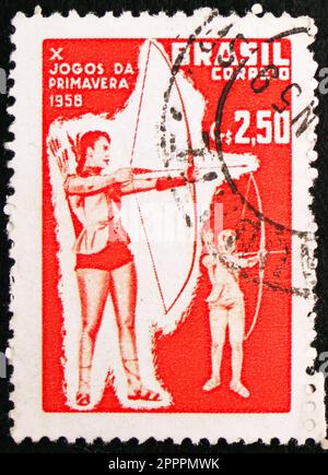 MOSCOU, RUSSIE - 26 MARS 2023 : timbre-poste imprimé au Brésil montre Archers, Jeux de printemps 10th, série Rio de Janeiro, vers 1958 Banque D'Images