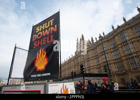 Londres, Royaume-Uni. 24th avril 2023. Un panneau Shut Down Shell, Fossil Free London devant la Chambre des communes. La Marche de Picket de la rébellion d'extinction à Londres. Au final d'une action de quatre jours par l'extinction rébellion, le Big One, Unite to survive, des milliers ont défilé du ministère des Transports, passé DEFRA et sur la place du Parlement dans une marche de piquet aujourd'hui. XR a organisé une autre série de piquets à l'extérieur de 15 ministères gouvernementaux aujourd'hui, exhortant le gouvernement à prendre des mesures contre la crise climatique et à arrêter tout nouveau combustible fossile Banque D'Images