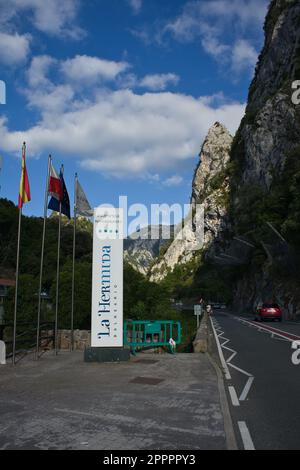 LA HERMIDA, CANTABRIA, ESPAGNE, 8 JUILLET 2022: Vues de l'entrée principale de la Balneario de la Hermida, célèbre pour ses eaux thermales et ses spectaculaires Banque D'Images