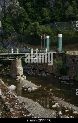 LA HERMIDA, CANTABRIE, ESPAGNE, 8 JUILLET 2022 : vue sur l'entrée principale de la Balneario de la Hermida et sa spectaculaire enclave naturelle. Un groupe de Banque D'Images