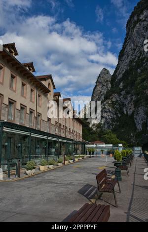 LA HERMIDA, CANTABRIE, ESPAGNE, 8 JUILLET 2022 : vue sur la façade du bâtiment principal de la Balneario de la Hermida et son spectaculaire enclave naturelle Banque D'Images