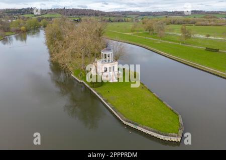 Vue aérienne du temple ornemental (une folie) sur Temple Island, un eyot dans la Tamise juste au nord de Henley-on-Thames, Oxfordshire, Royaume-Uni. Banque D'Images