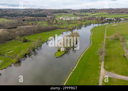 Vue aérienne du temple ornemental (une folie) sur Temple Island, un eyot dans la Tamise juste au nord de Henley-on-Thames, Oxfordshire, Royaume-Uni. Banque D'Images