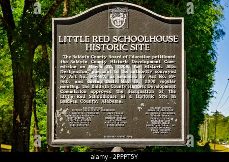 Un marqueur historique raconte l'histoire du Little Red Schoolhouse, dans le parc bicentenaire du comté de Baldwin, à Stockton, en Alabama. Banque D'Images