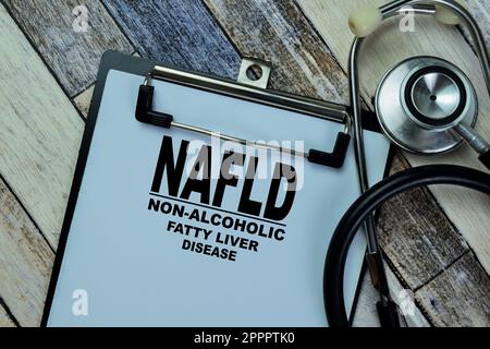 Concept de NAFLD - stéatose hépatique non alcoolique écrire sur la paperasserie avec stéthoscope isolé sur la table en bois. Banque D'Images