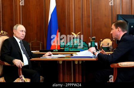 Moscou, Russie. 24th avril 2023. Le président russe Vladimir Poutine tient une rencontre en face-à-face avec le premier vice-président du Conseil de la Fédération, Andrei Turchak, à droite, au Kremlin, 24 avril 2023 à Moscou, Russie. Credit: Mikhail Klimentyev/Kremlin Pool/Alamy Live News Banque D'Images