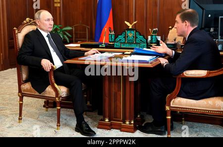 Moscou, Russie. 24th avril 2023. Le président russe Vladimir Poutine tient une rencontre en face-à-face avec le premier vice-président du Conseil de la Fédération, Andrei Turchak, à droite, au Kremlin, 24 avril 2023 à Moscou, Russie. Credit: Mikhail Klimentyev/Kremlin Pool/Alamy Live News Banque D'Images