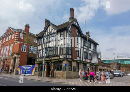 The Junction, une maison publique Green King sur St John's Hill, Clapham, SW11, Londres, Royaume-Uni. Banque D'Images