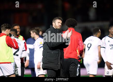 Michael Carrick, directeur de Middlesbrough (au centre), applaudit les fans après le match du championnat Sky Bet à Kenilworth Road, Luton. Date de la photo: Lundi 24 avril 2023. Banque D'Images