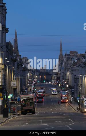 Bus et camion de livraison sur Union Street dans le centre d'Aberdeen en début de matinée avant Sunrise Banque D'Images