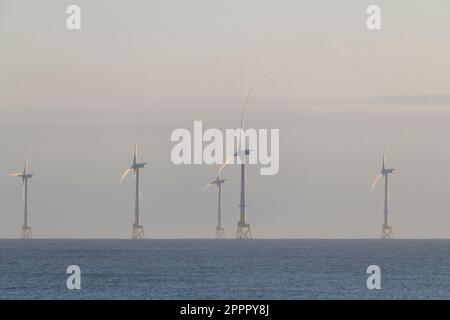 Cinq éoliennes Vestas dans le parc éolien d'Aberdeen Bay en mer du Nord au large de la côte d'Aberdeenshire en début de matinée Sunshine Banque D'Images