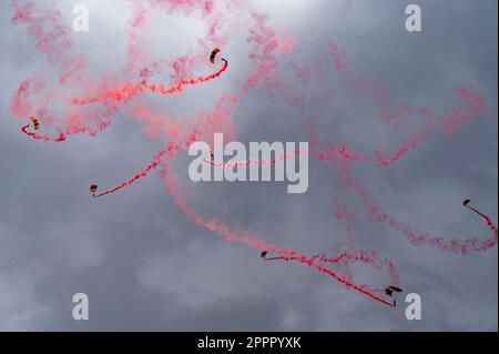 Abilene, États-Unis. 22nd avril 2023. États-Unis L'équipe de démonstration du parachute des chevaliers d'or de l'armée se produit avec de la fumée rouge lors du festival aérien de Big Country de 2023 Dyess à la base aérienne de Dyess, à 22 avril 2023, à Abilene, au Texas. Plus de 30 000 personnes ont assisté à cet événement d'une journée mettant en valeur le meilleur de la seule base de tir et de levée d'Amérique. Credit: SRA Josiah Brown/US Air Force/Alay Live News Banque D'Images