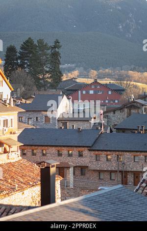 Paysage urbain alpin avec plafonds noirs dans un village des Pyrénées Banque D'Images