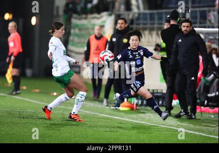 De gauche à droite: Hammarbys no 10 Kyra Cooney-Cross et Linköpings no 29 Yuka Momiki pendant le match de football de lundi dans l'OBOS Damallsvenskan entre Linköping FC-Hammarby IF à l'arène Bilbörsen, Linköping, Suède. Banque D'Images