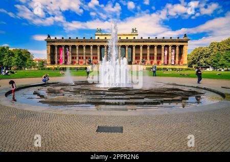 Berlin, Allemagne - 30 avril 2014 : Musée Altes (ancien musée) situé sur l'île des Musées. Un bâtiment néoclassique conçu par l'architecte Schinkel est répertorié Banque D'Images