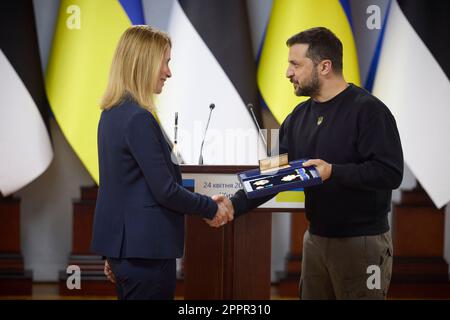 Zhytomyr, Ukraine. 24th avril 2023. Le président ukrainien Volodymyr Zelenskyy, à droite, remet un prix d’État au Premier ministre estonien Kaja Kallas, à la suite de discussions bilatérales tenues au Polytechnique de Zhytomyr, à 24 avril 2023, à Zhytomyr, en Ukraine. Crédit: Pool photo/Bureau de presse présidentiel ukrainien/Alamy Live News Banque D'Images