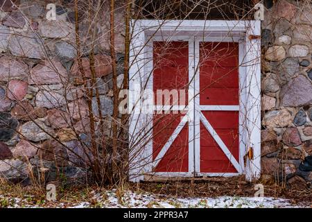 Porte dans l'ancien bâtiment en pierre sur une propriété privée le long du parc national de White Pine Trail dans le centre du Michigan, États-Unis [aucune autorisation de propriété; licence éditoriale Banque D'Images