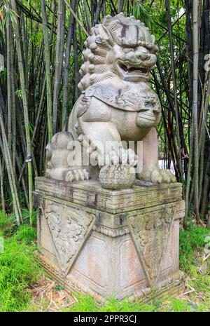 Statue de lion gardien mâle en pierre dans Gardens by the Bay, Singapour Banque D'Images