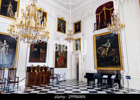 Le White Hall avec des portraits des anciens propriétaires de palais, le palais Wilanow, Varsovie, Pologne Banque D'Images