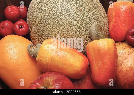 Gros plan de plusieurs fruits: Melon d'orange, pomme, grenade, papaye, acérola, noix de cajou. Banque D'Images