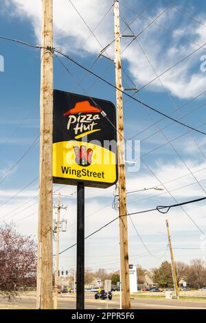 Affiche de poteau de pizza Hut annonçant des ailes de pizza et de poulet à Wichita, Kansas, États-Unis. Banque D'Images