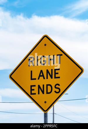 Panneau de signalisation jaune avec avertissement de fin de voie de droite. ÉTATS-UNIS. Banque D'Images